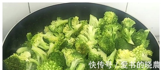 植物油|炒西兰花时,有人先焯水,有人直接炒,都不对,教你正确做法!