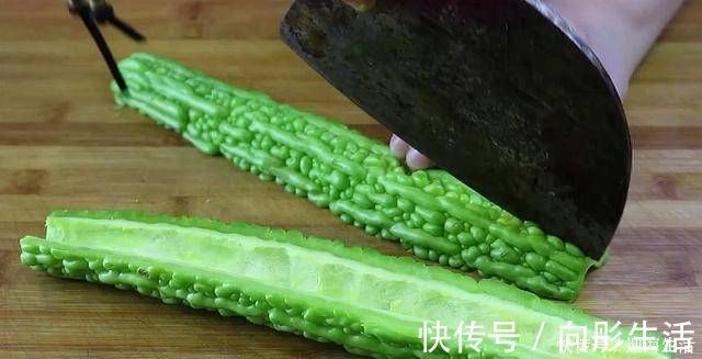 鸡蛋|苦瓜里打入3个鸡蛋，我家一周吃6次，就连挑食的孩子也爱吃