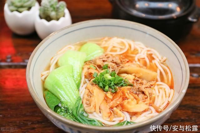 自己在家做酸辣米粉，开胃又过瘾，醒酒提神的家常美食，做法简单