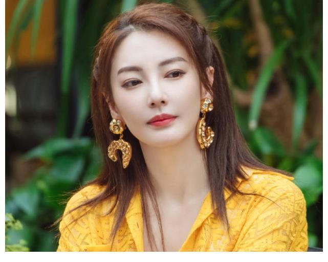 周扬青|《女儿们的恋爱4》开播，3对情侣海报官宣，C位嘉宾有讲究