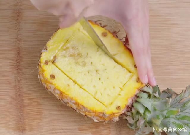 简单好吃的咖喱菠萝炒饭，鲜甜微辣，营养解馋，家人都爱吃