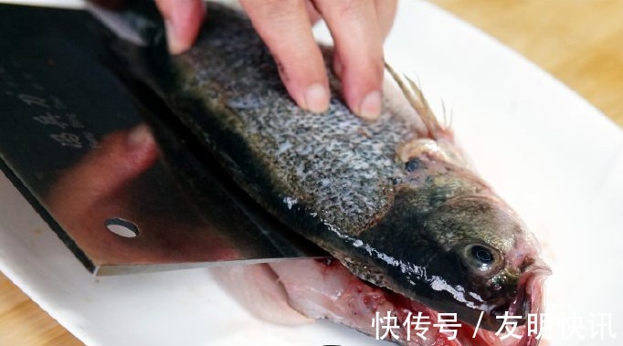 正确做法|做清蒸鲈鱼,蒸前抹盐抹生抽都不对!教您正确做法,鱼肉鲜香嫩滑
