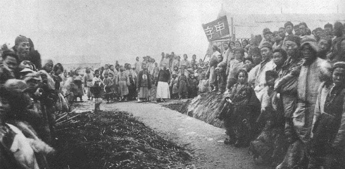 下图为住|清朝末的人们遭遇大水灾是怎么活的,罕见老照片