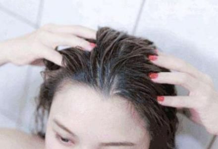 头发洗完，“吹干”还是“自然干”？很多人掉入陷阱，难怪油得快