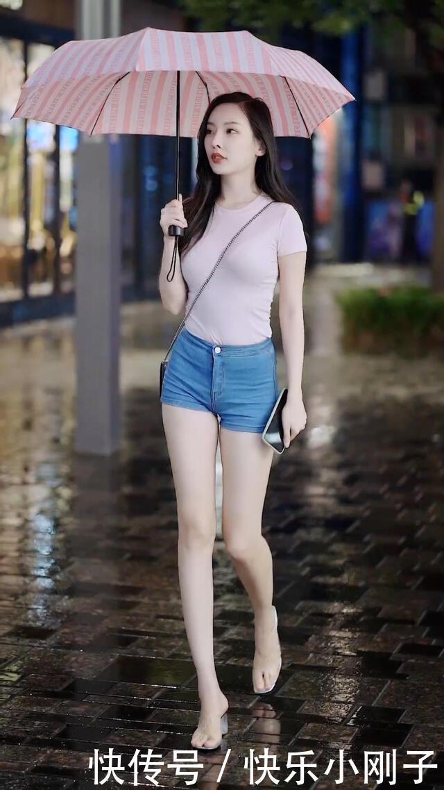 展现出|淡粉色的T恤搭配牛仔短裤,超显美女的大长腿,展现出了独特的美