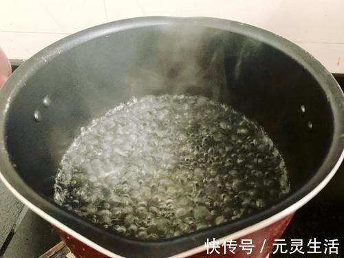 炸糖糕时,用开水和面还是冷水和面?学会1招,个个空心不破皮