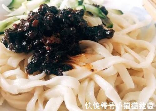 煮面条别再沸水下锅了，面馆师傅教你2招，面条又香又有嚼劲
