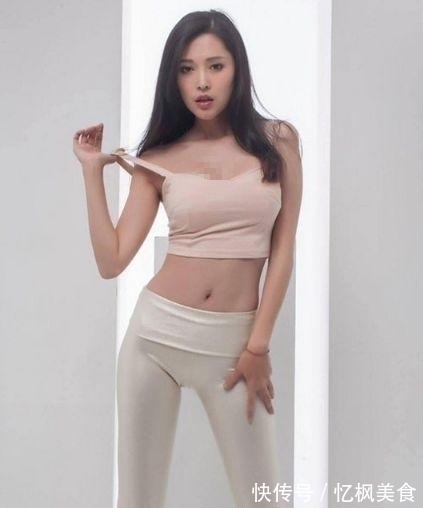 紧身|美女街拍小姐姐紧身背心搭配紧身裤，清新优雅又显美丽高贵