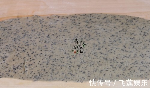 用面粉做的小零食，喷香酥脆，一会儿就做1锅，大人孩子抢着吃