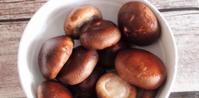 清水洗香菇，和没洗一样，教您一招，脏东西和小虫子自动溜走