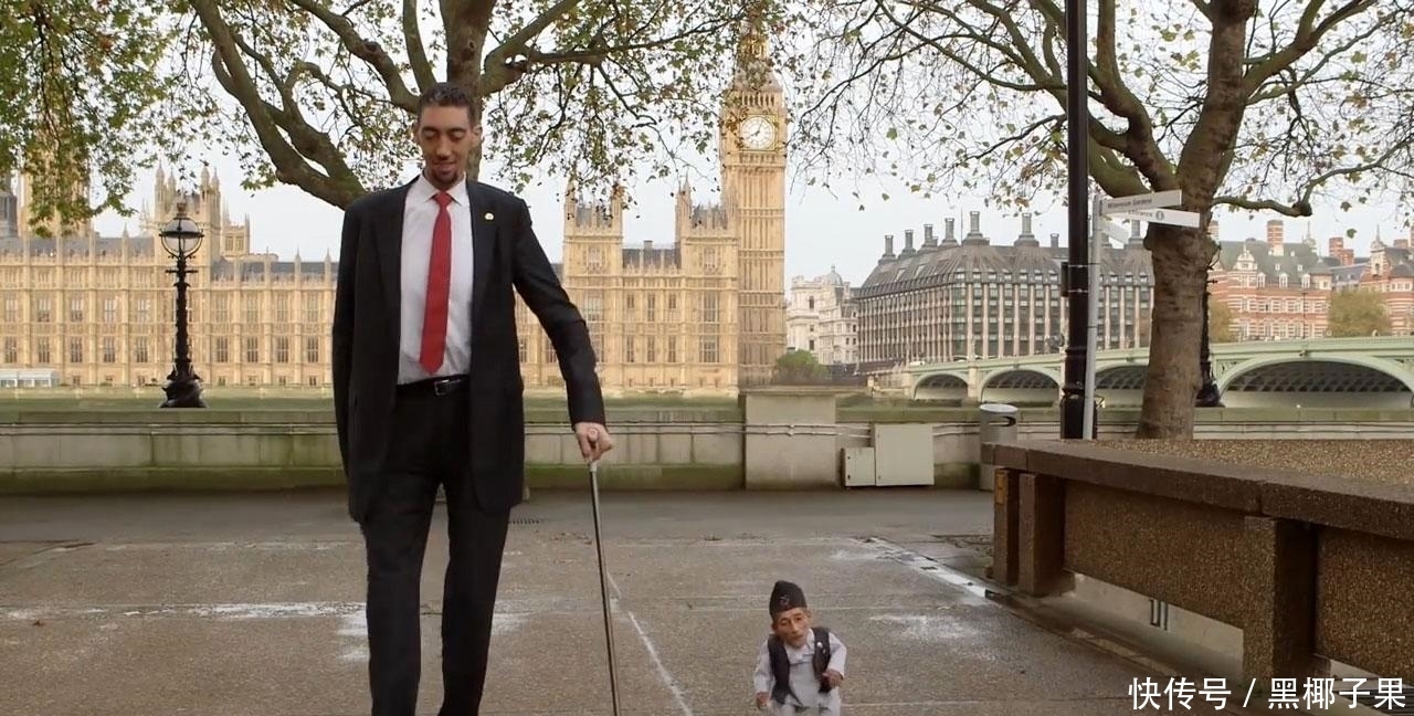 世界上最矮的人，身高堪比婴儿，和世界最高之人站在一起会怎样？