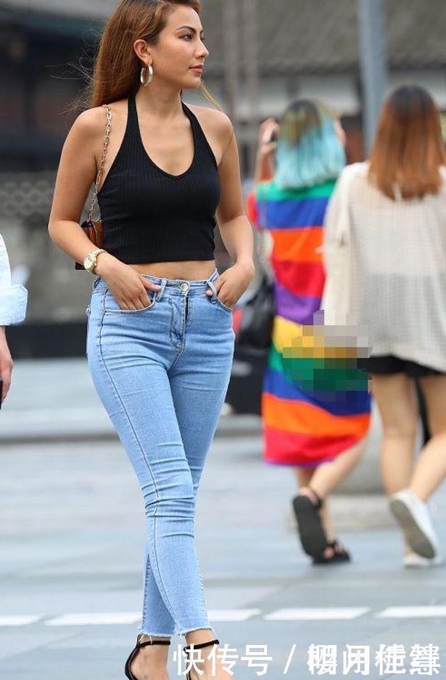 路人|路人街拍美女搭配一条半身裙,清清爽爽的很显气质