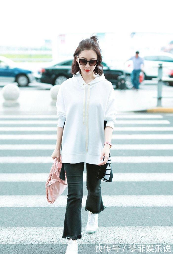 搭配 入秋后该穿卫衣了,分享4组显瘦减龄的经典搭配,照着穿不怕出错