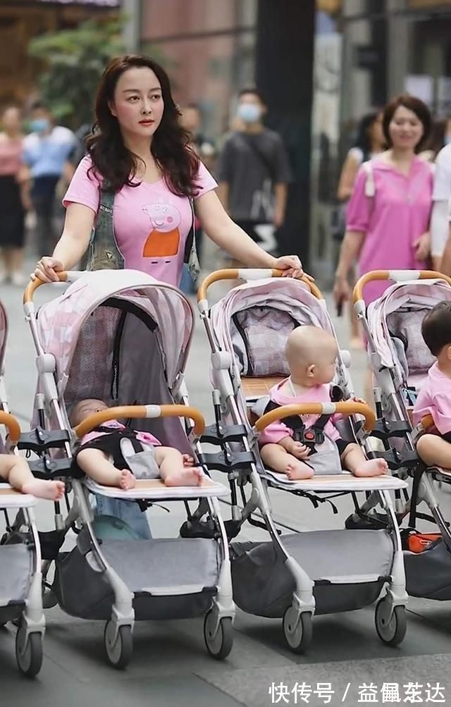 小两口|小两口带6个娃逛街“横行霸道”,路人回头率100%,网友:真能生