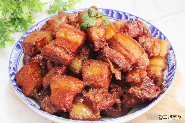 要想做正宗的红烧肉，牢记“一烫三放”，入口即化，肥而不腻
