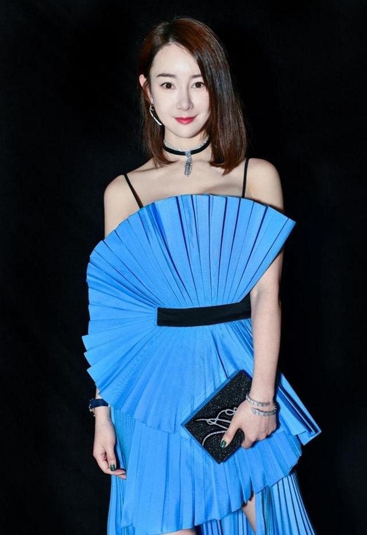 靓女|街拍，蓝色牛仔裤搭配卡其色背心，简洁大方