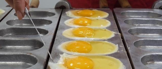 大姐街头卖“煎蛋糕”小吃,分量足味道好,6块就能管饱