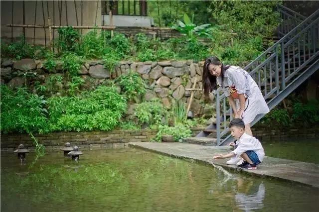 夫妻俩|夫妻俩深山里改造2栋老宅，看完想在这里住一辈子