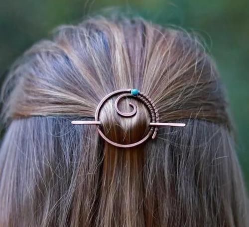 最简单的发型，配上最有创意的发饰，这个春夏，做最水灵的女孩