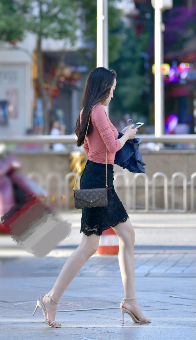 包臀裙的塑形效果真是太好了,加上蕾丝的设计,让你领略时尚