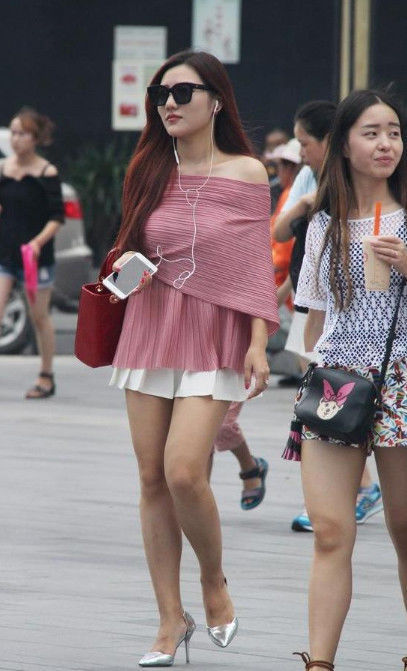 同款|金黄卷发的双胞胎姐妹，同款连衣裙，颜值同时爆表