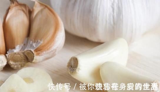 保存大蒜,别再放冰箱了,教你一个实用土方法,不发芽保存时间长