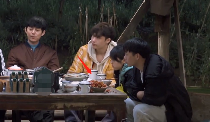 张子枫|《向往5》连饭都不好吃了7个人吃一锅虾还有剩,黄磊脸色难看