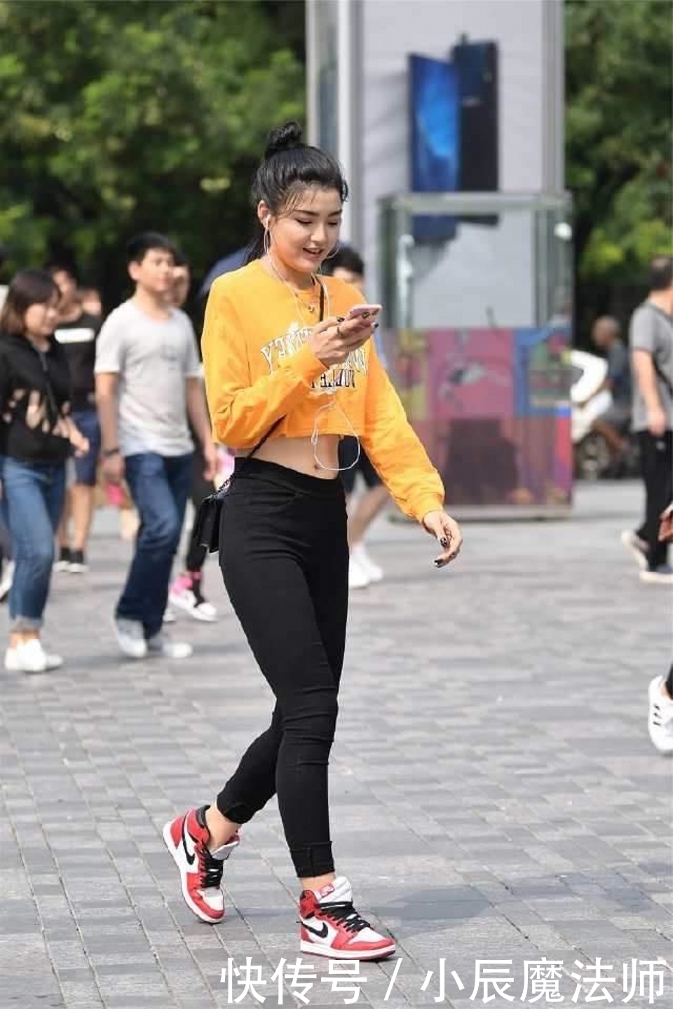 美女秀|路人街拍,美女秀出了部分锁骨线条,很是迷人