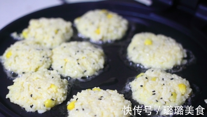 剩米饭只会做蛋炒饭？换个做法，比炒饭简单，吃起来酥香脆