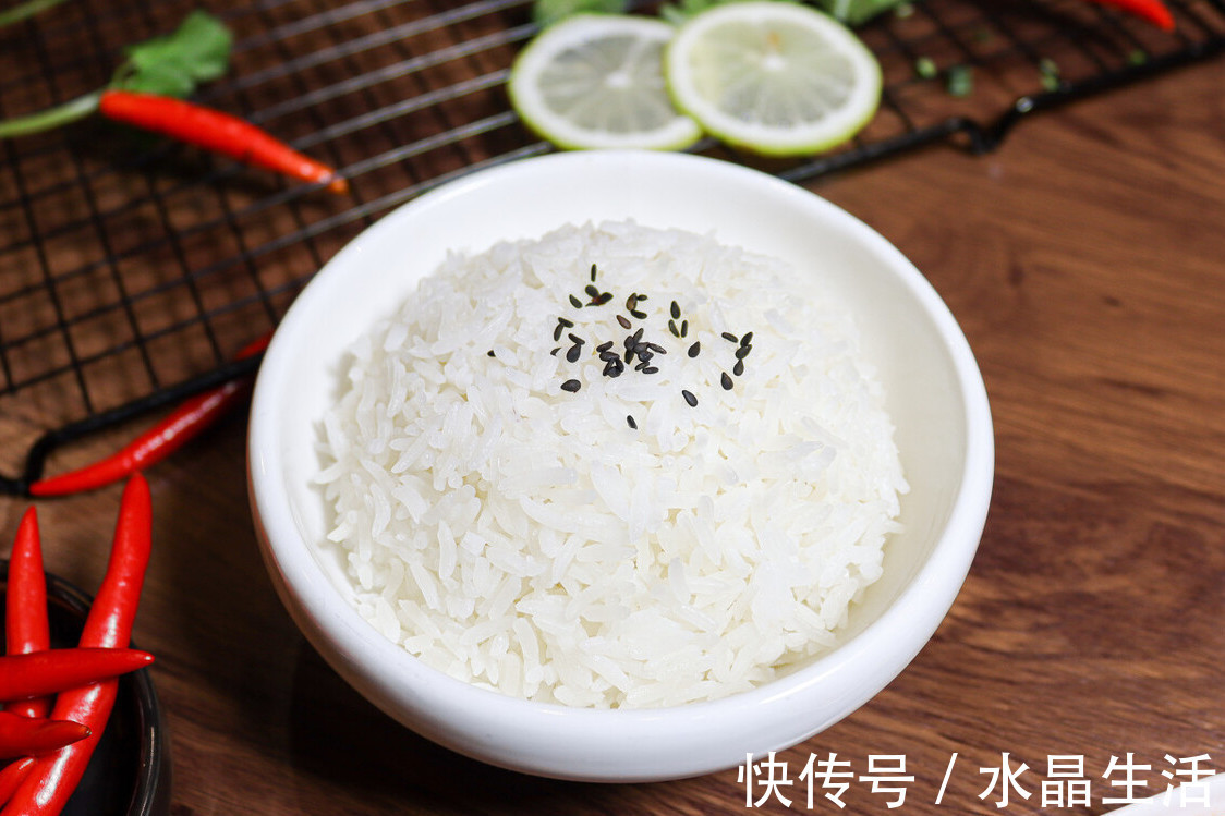 米饭|煮米饭,只加水是大错,教你2个技巧,米饭粒粒分明,又香又软