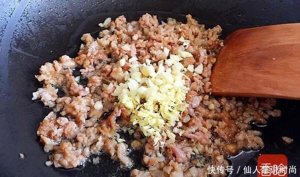 它和金针菇是“黄金搭档”,天冷焖一锅,吃到汤汁都不剩