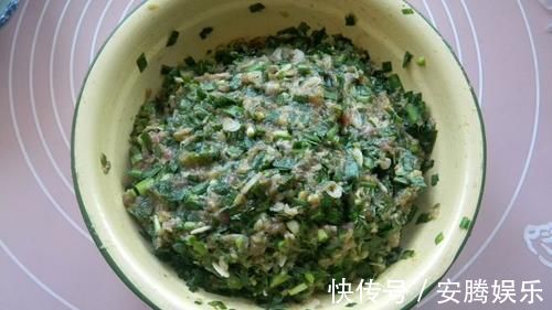 发面|蒸饺好吃有诀窍，学会这样做，皮儿软韧，馅儿鲜香，蒸一锅不够吃