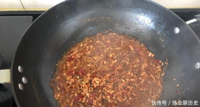 做蚂蚁上树,粉条泡好直接下锅炒就错了,先做这一步,粉条不粘锅