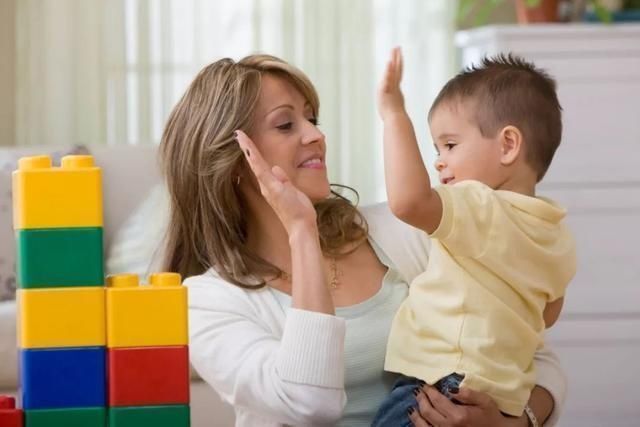 药水|幼儿园给娃喂“红色水”,妈妈去校质问,知晓“内幕”后羞愧不已