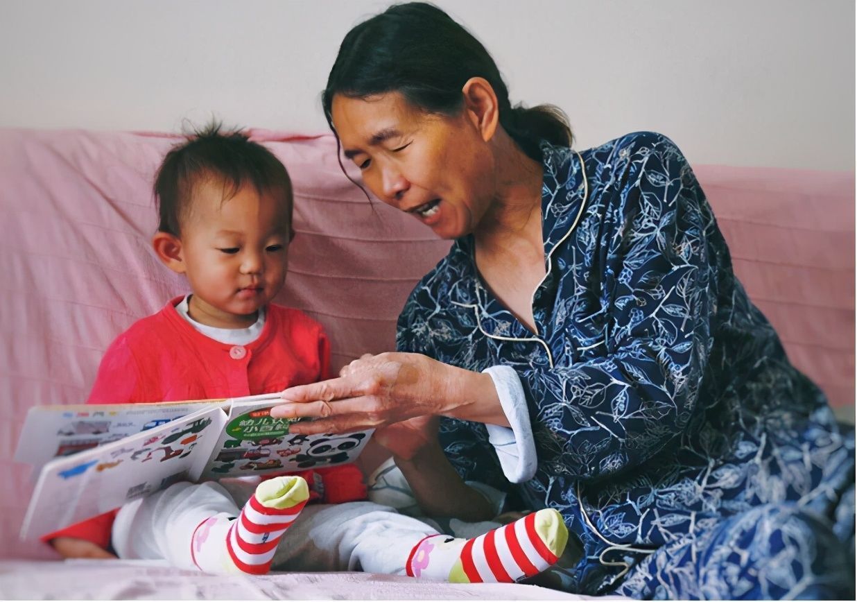 奶奶|“早干嘛了？”孩子上幼儿园后奶奶想带娃，听完宝妈的话不吭声了