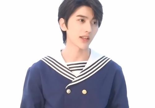 蔡徐坤发视频感谢兄弟团,故意单独点名baby,分清楚的男孩