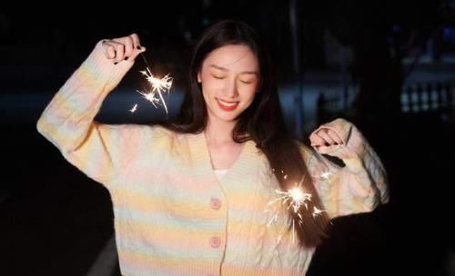 早春，毛衣就买这3个“显白色”，高级不说还减龄，照着穿就好