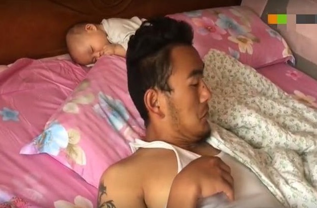 比娃|宝爸跟娃睡觉，醒来发现娃“丢了”，仔细看奶爸表情，比娃还可爱