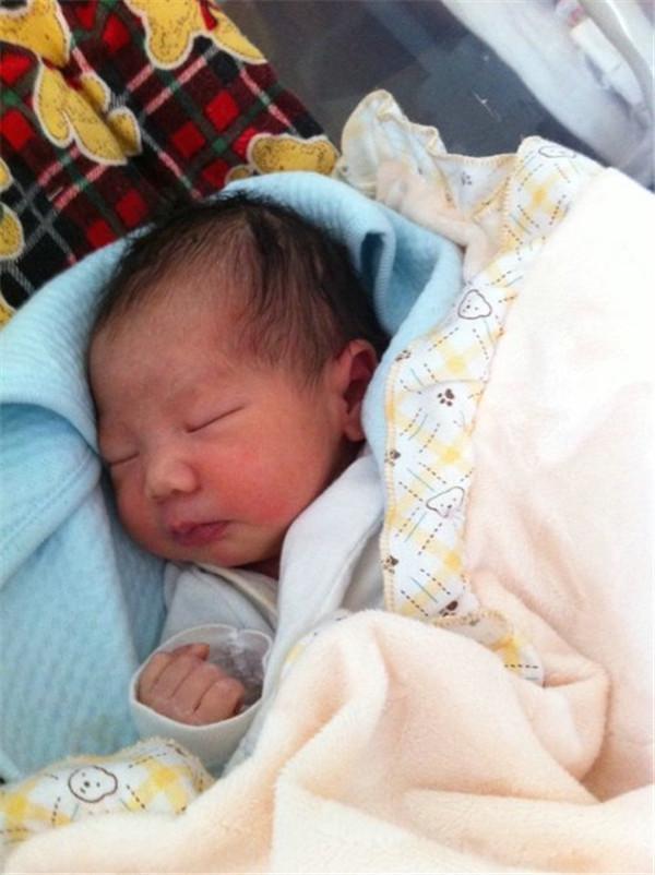 妈妈|新生儿是怎样找妈妈的虽然闭着眼睛,但他有4个自带的“技能”