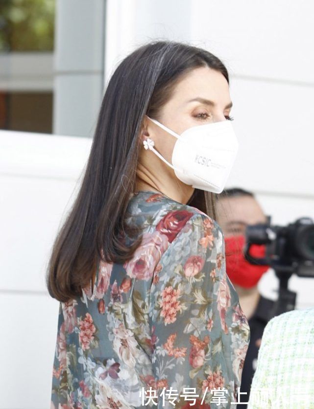 48岁西班牙王后做演讲，薄纱花朵裙显成熟大气，50欧高街品反复穿