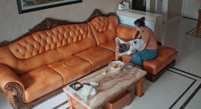 檔綜藝節目|《變形計》農村女孩躺沙發,闊太動作引爭議,關系真假一目了然