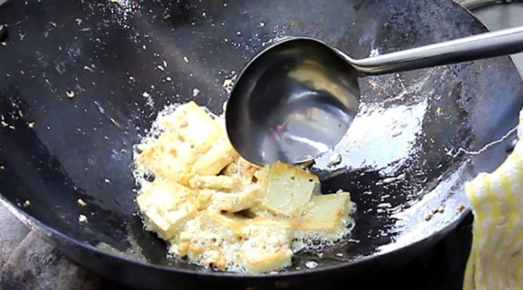 回锅豆腐怎么做鲜嫩又不破碎，厨师长教你小技巧，焦香鲜嫩又营养