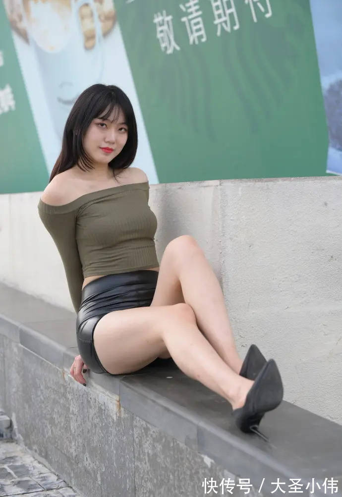 美女|美女街拍:深绿色一字肩上衣,搭配黑色小皮裤,时尚好看还很有成熟女人味