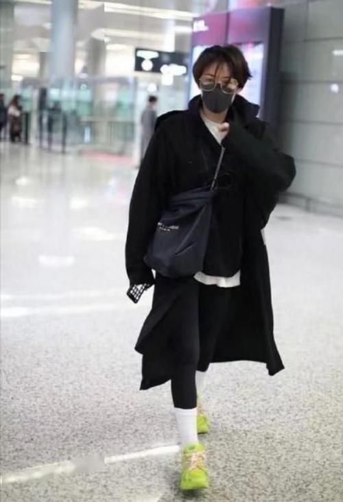 紧身|穿黑色大衣,配黑色紧身打底裤,展现好身材!!