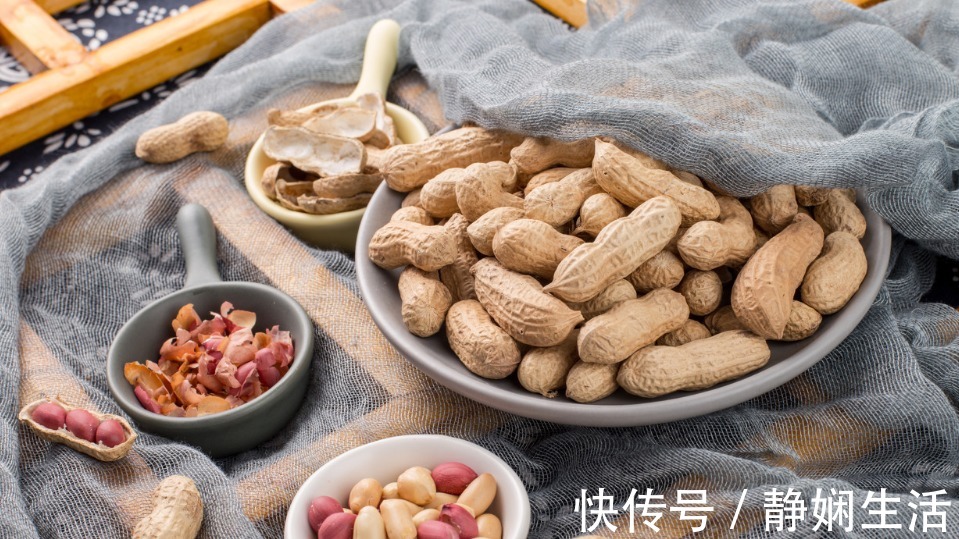 晚上吃花生等于吃“毒”花生怎么吃最养生听听专家怎么讲的