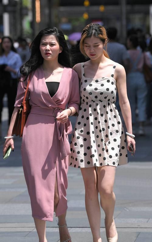 闺蜜逛街都穿连衣裙，一个搭配凉鞋，一个搭配高跟鞋，谁更有气质