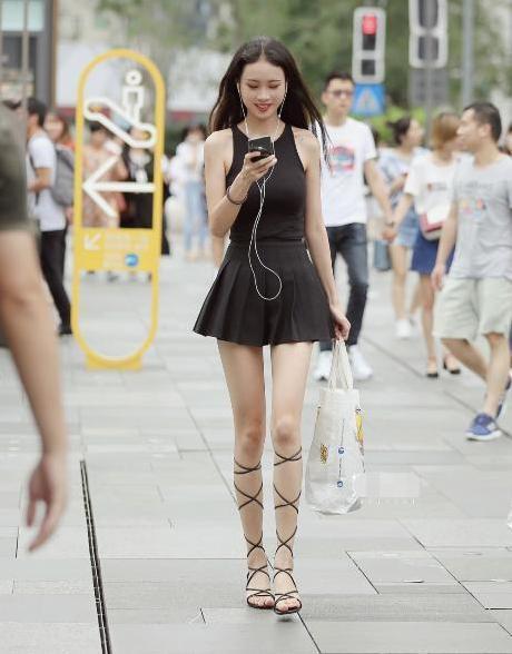 街拍：清新时尚的气质美女，柔美大方的连衣裙帅气大方，简约时尚