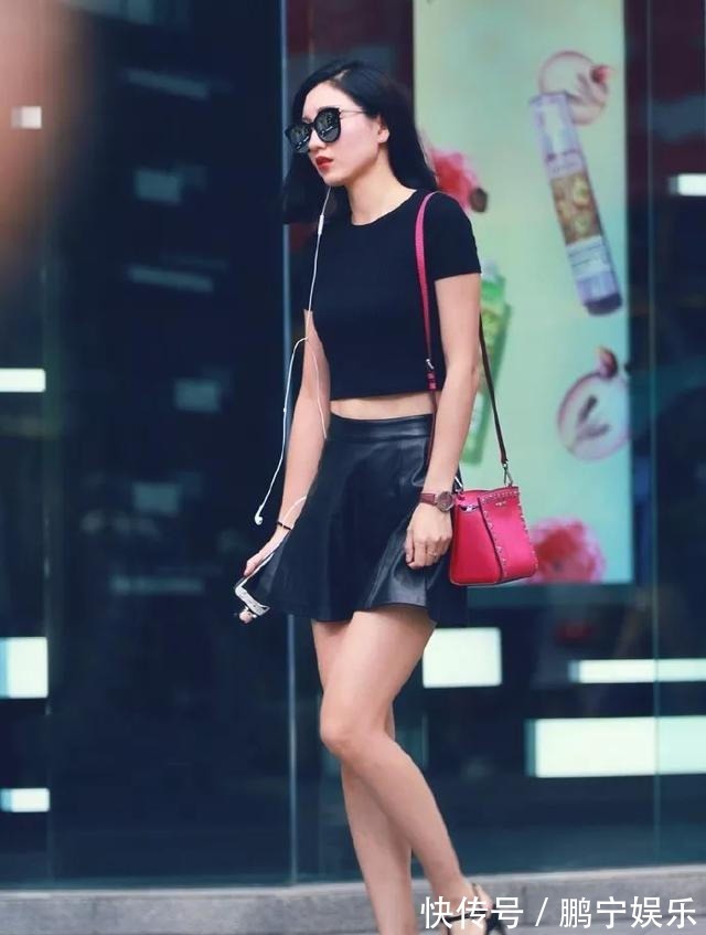 小姐姐 美女脚上踩着一双一字带的透明高跟凉鞋,让她看上去更加的有魅力