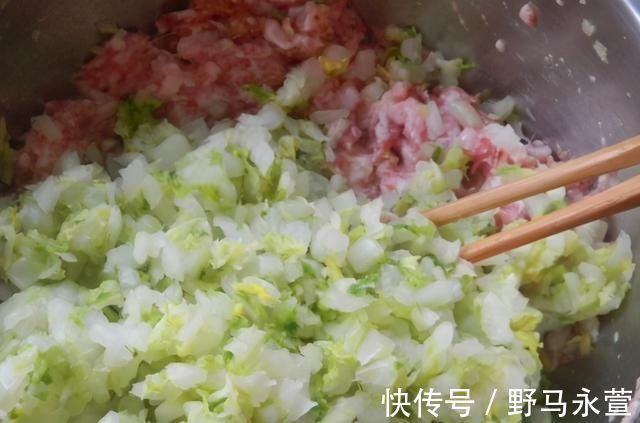 味道|做白菜馅饺子,牢牢记住“两不放”,饺子味道香,还鲜嫩多汁