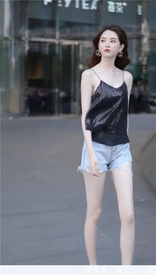 小姐姐|街拍妹子这么清凉简单的小吊带,真担心带子断了啊